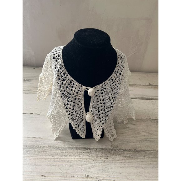 White lace two button crocheted collar - Picture 1 of 8